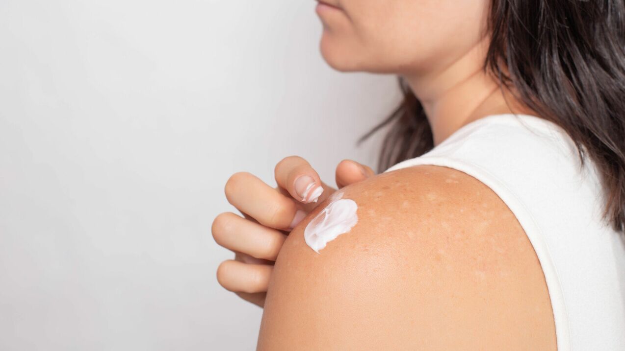 Application du gel hondroine de la douleur dans l'articulation de l'épaule