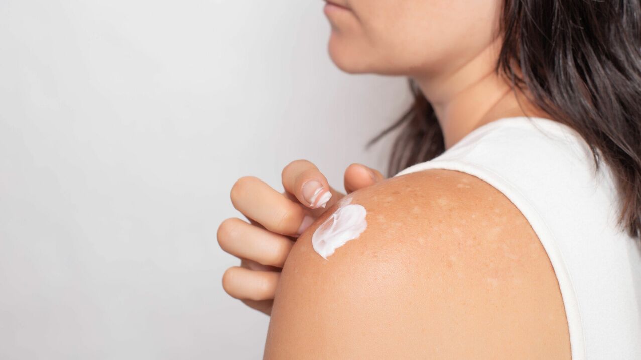 Application du gel zxcvbnmqwert à partir de la douleur dans l'articulation de l'épaule