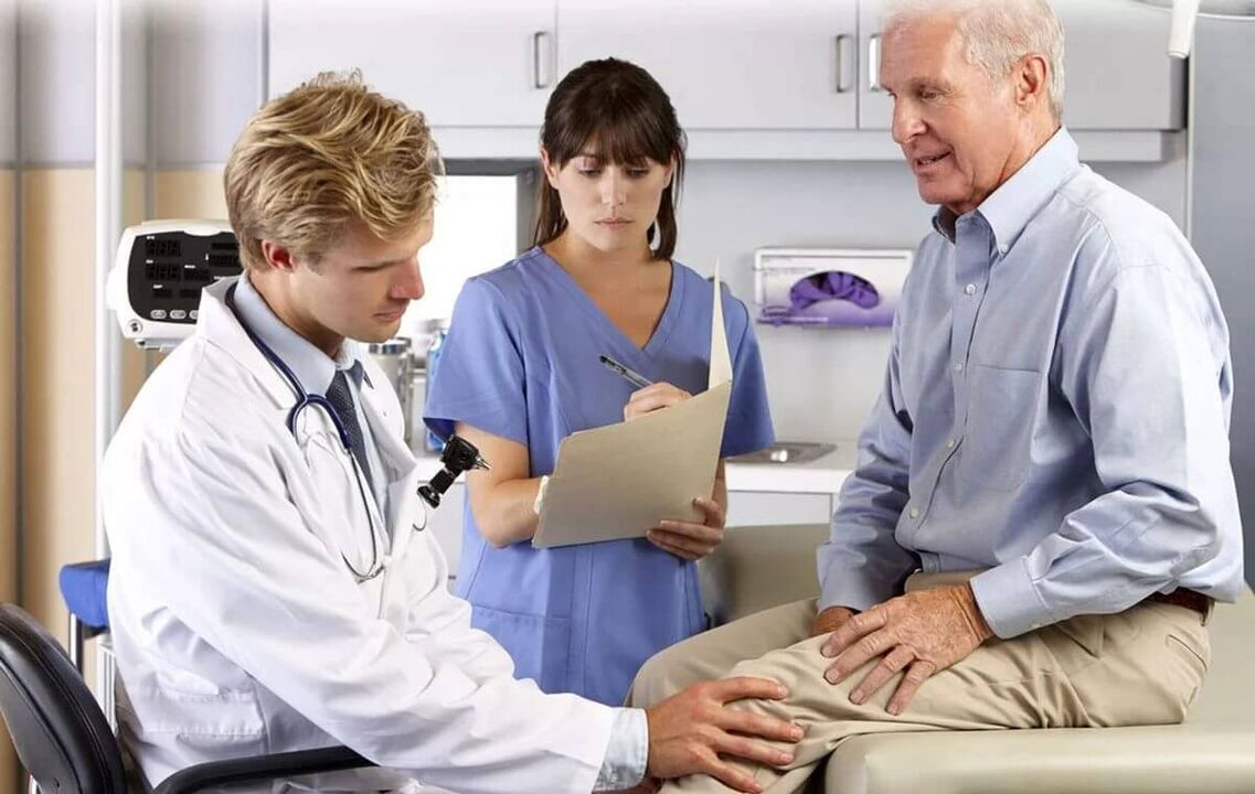 Un homme âgé avec une arthrose du genou lors d'un rendez-vous chez le médecin